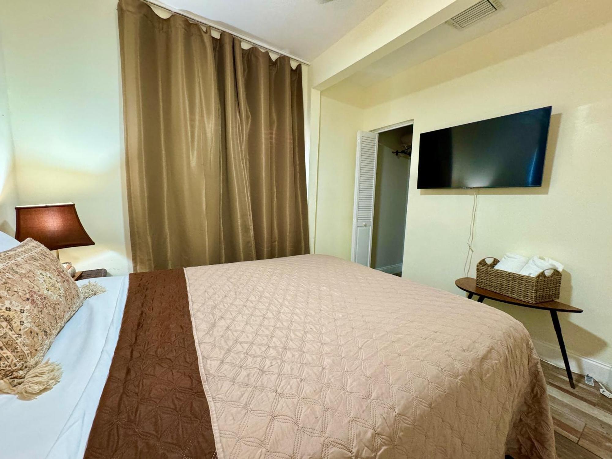 Private Rooms At Miami Centrally Located With Free Parking Exterior foto